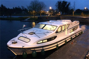 Magnifique moored at Lanesborough