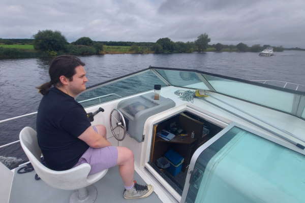 Shannon Boat Hire Gallery - Look Ma, no hands!