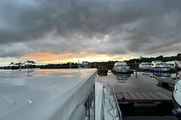 P1400FB hire boat moored at Lanesborough