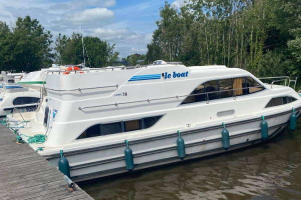 Shannon Boat Hire Gallery - Moored on a Classique