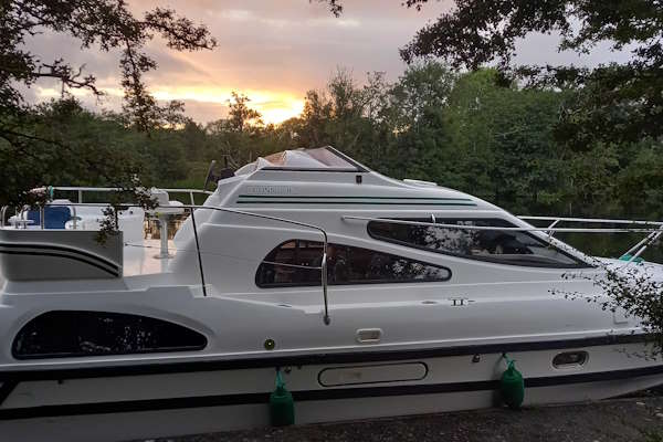 Shannon Boat Hire Gallery - Settling in for the night.