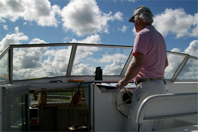Shannon Boat Hire Gallery - Cruising in the sunshine