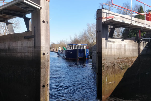 Shannon Boat Hire Gallery - Going through a lock on a Town Star