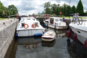 Shannon Boat Hire Gallery - Taking a Carlow Class through a Lock