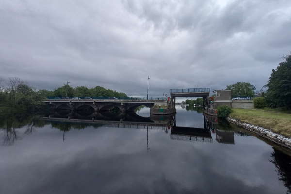 Shannon Boat Hire Gallery - The lifting bridge at Tarmonbarry