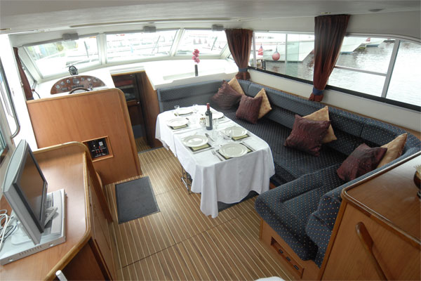 The Saloon leading to the rear cabins on the Silve