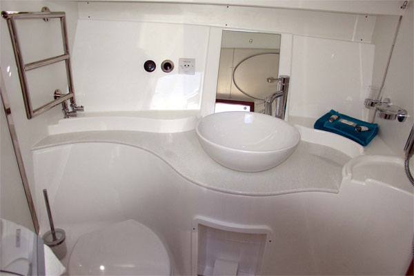 Bathroom on the Noble Duchess hire boat