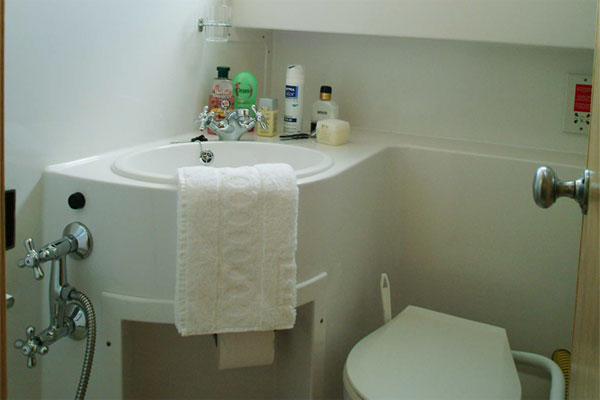 Bathroom on the Elegance Hire Cruiser