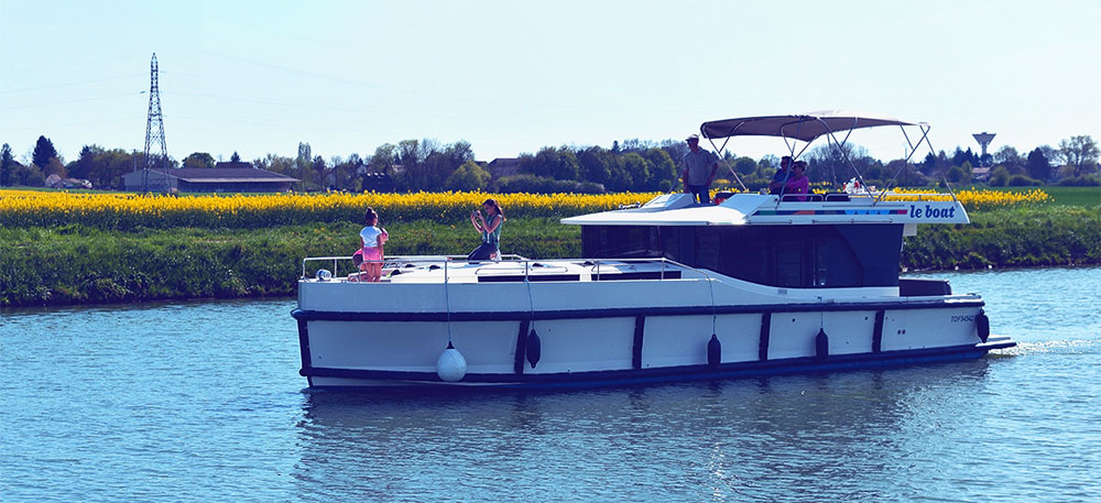 Boats for Hire on the Shannon River - Horizon 5