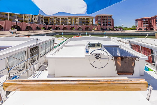 Top steering position on the P1400FB hire boat
