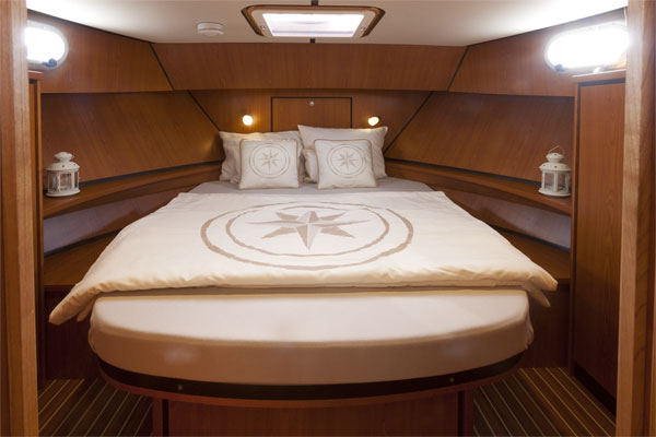 Forward Cabin on the  Linssen 35.0AC Hire Boat.