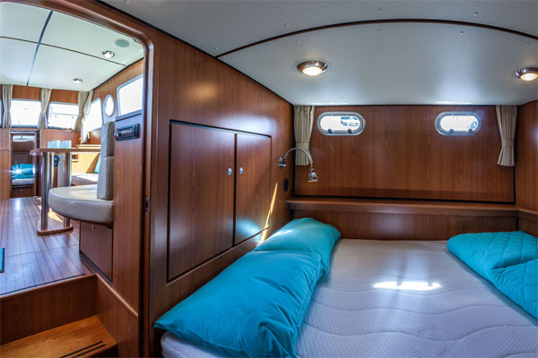 The aft cabin on the Linssen Grand Sturdy Hire Boat.
