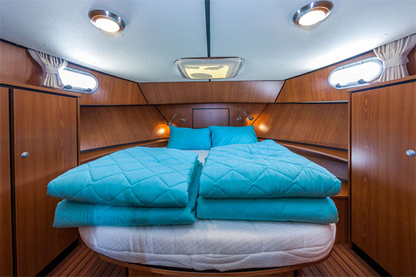 The fore cabin on the Linssen Grand Sturdy Hire Boat.