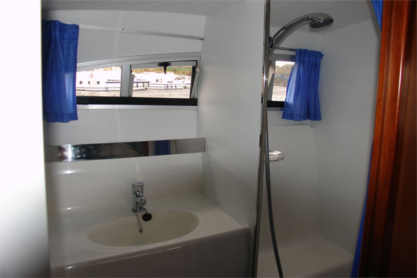 Bathroom on the Noble Duke Hire Cruiser