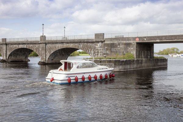 The Silver River 4+2 berth hire cruiser