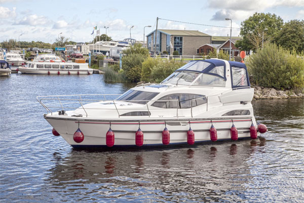 The Silver Shadow 4+2 berth hire cruiser