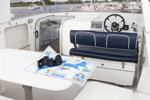 Flybridge steering position on the Silver Swan Hire boat