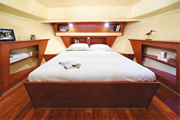 Sixto hire boat master cabin