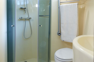 One of the two bathrooms on the Sixto hire boat.