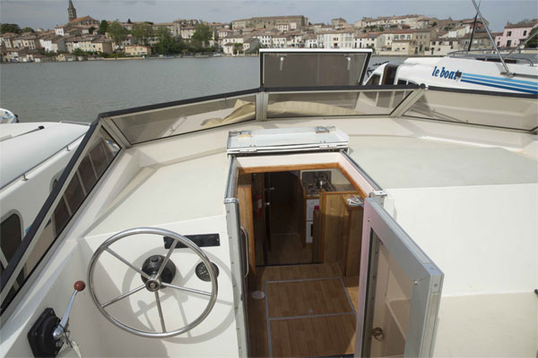 Top helm steering position on the Lake Star hire boat.