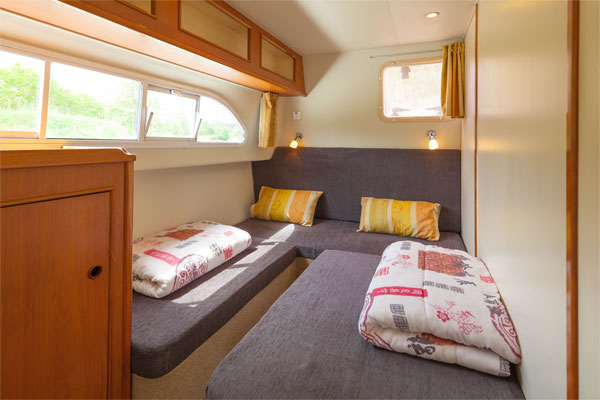 Aft cabin on the Tipperary Class hire boat