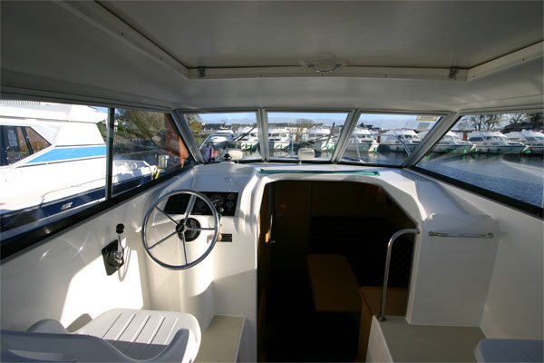 The helm of the Tyrone Class Cruiser - Shannon River boat hire Ireland.