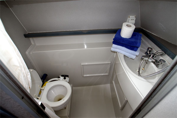 Aft bathroom on the Waveearl hire cruiser.