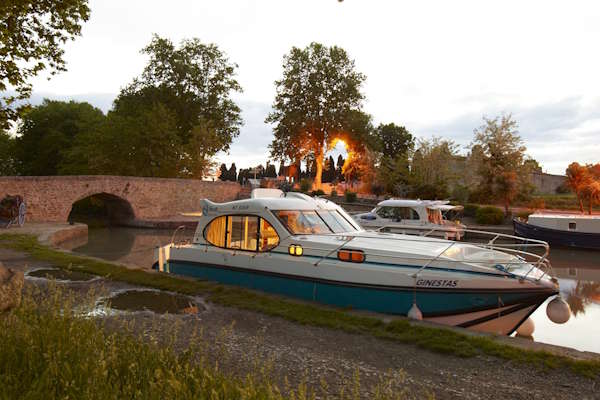 Cavan Class hire boat moored for the evening