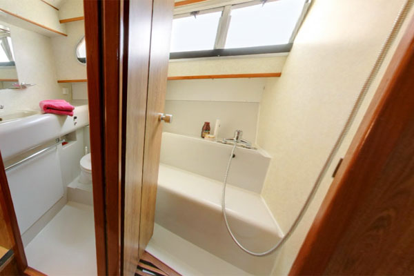 Bathroom on the Classique Cruiser