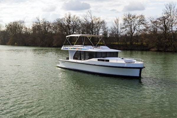 The Horizon 4 8+1 berth hire cruiser