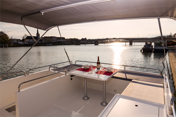 Flybridge on the Horizon 2S Hire Boat