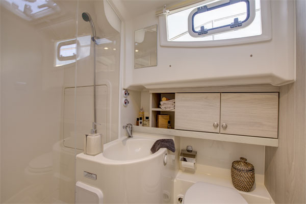 Bathroom on the Horizon 2S Hire Cruiser