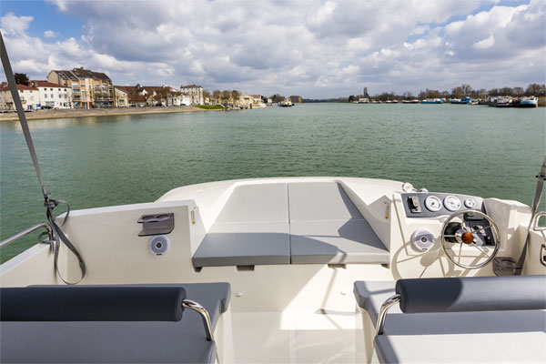 Upper Helm position on the Horizon Class Hire Boat.