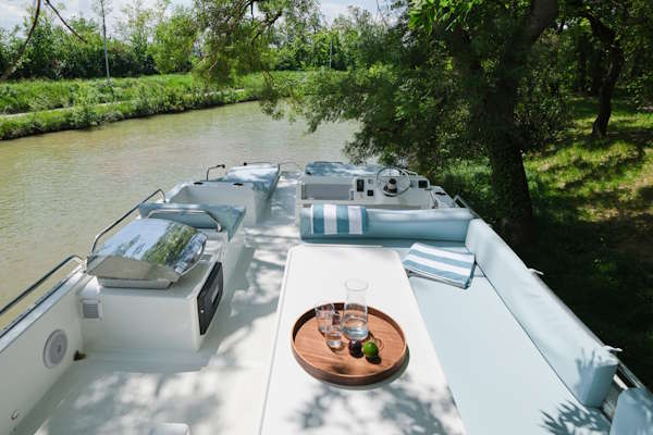 Flydeck and exterior steering position on the Liberty hire boat.