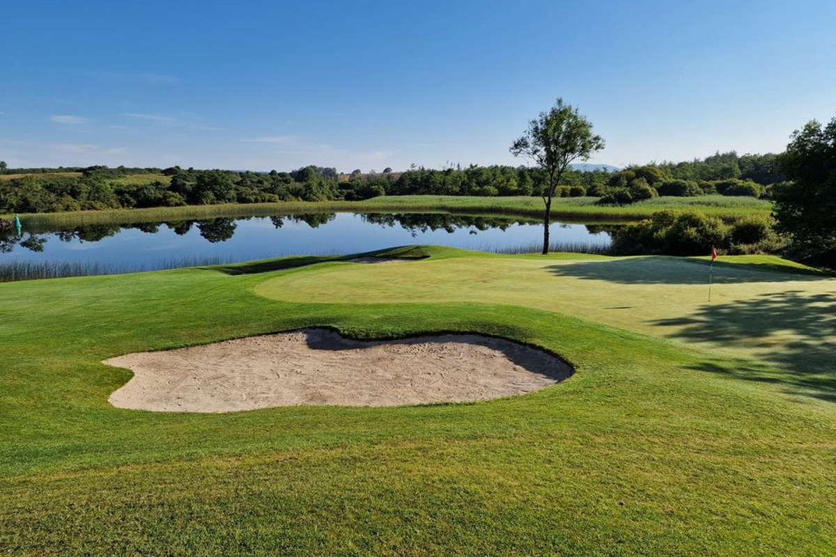 Boat Hire Ireland Travel Guide - 18 hole golf course, along the edge of the Boyle river, a tributary of the River Shannon.