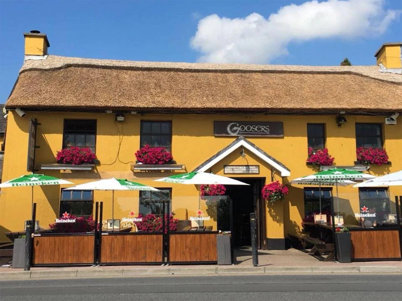 This attractive, riverside establishment serves a wide range of dishes -soups with freshly baked brown bread, fresh fish, oysters, mussels, steaks to name a few.