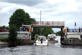 Boats going under the lifting bridge at Tarmonbarry