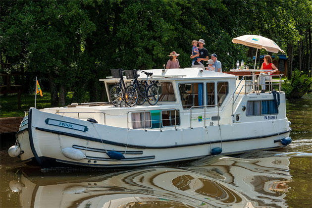 Demonstration of boat handling and onboard equipment for the Penichette 1165FB