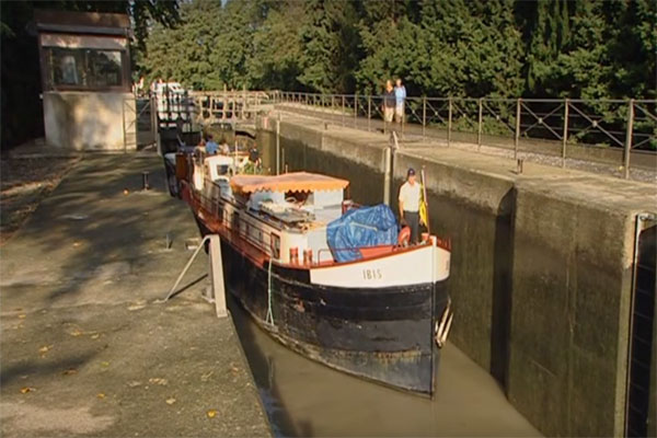Taking a hire boat through locks on a canal or river