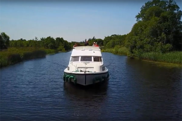 Houseboat holidays in Ireland on the Shannon and Erne. Highlights are Clonmacnoise and the impressive landscape in a thousand shades of green.