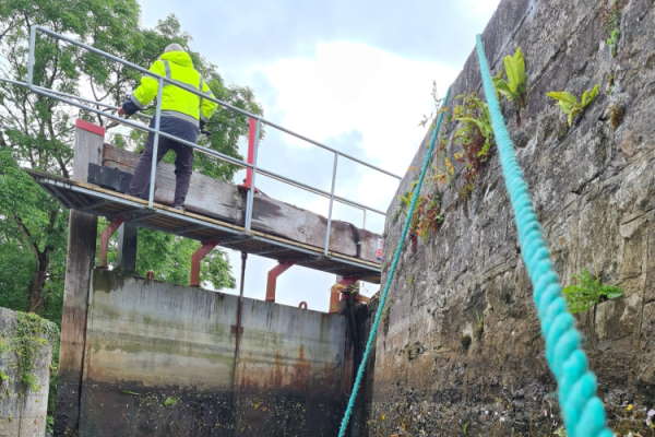 Taking a Clipper hire boat through a lock on the Shannon.